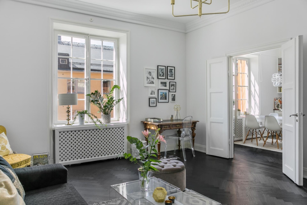 Vacker sekelskiftestrea med balkong och öppen spis i önskeläge i Vasastan!