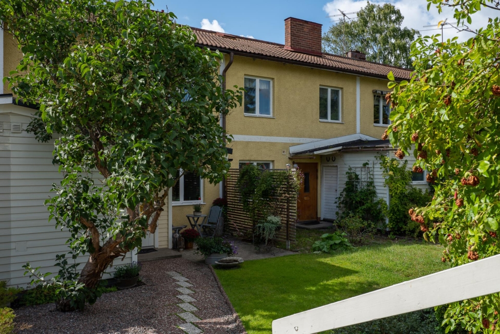 Radhus 4 rum och fin trädgård med blommor och bär!