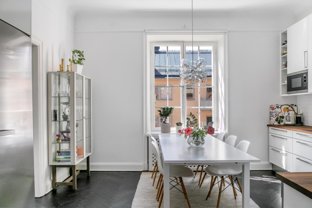 Vacker sekelskiftestrea med balkong och öppen spis i önskeläge i Vasastan!