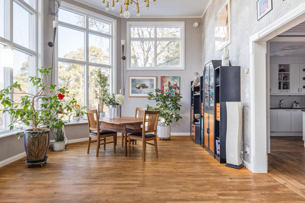 Rymlig villa med hänförande takhöjd och unik arkitektur. Sjöglimt och handduksavstånd till badplats.