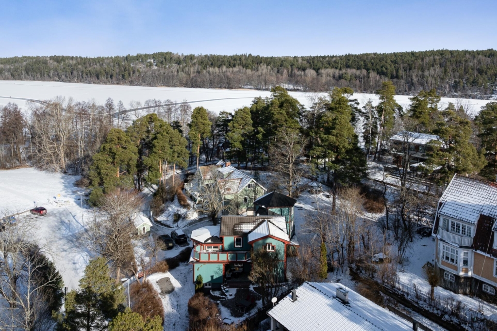 Rymlig villa med hänförande takhöjd och unik arkitektur. Sjöglimt och handduksavstånd till badplats.