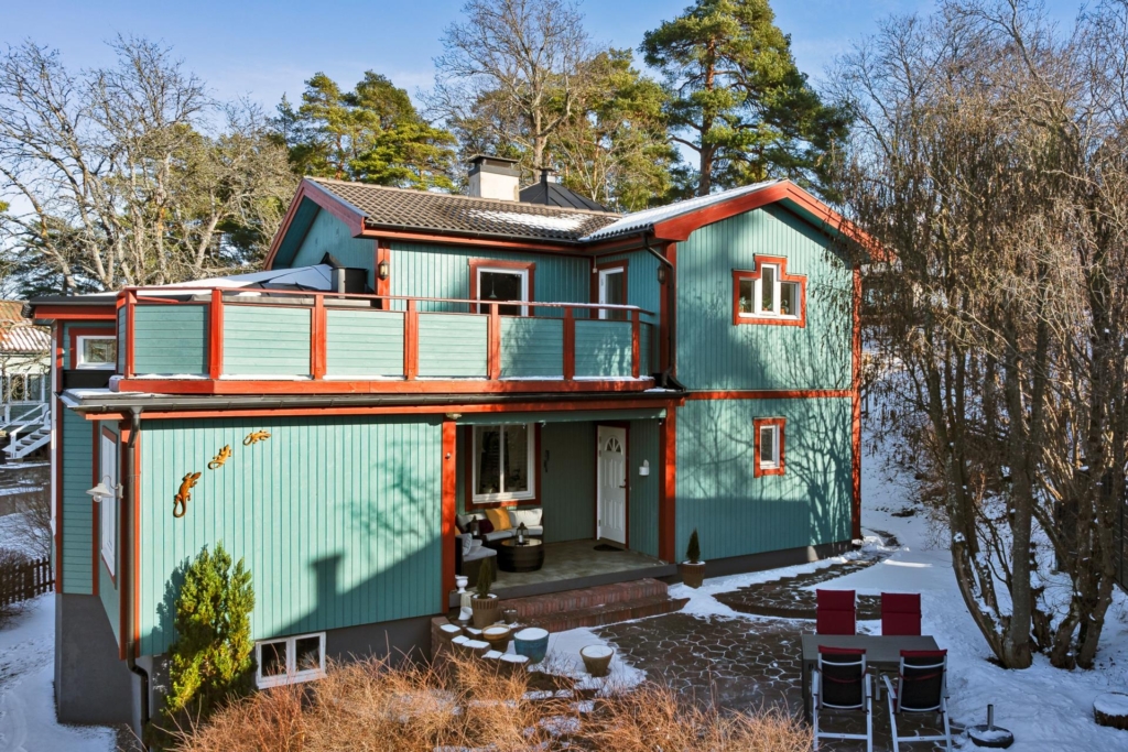 Rymlig villa med hänförande takhöjd och unik arkitektur. Sjöglimt och handduksavstånd till badplats.
