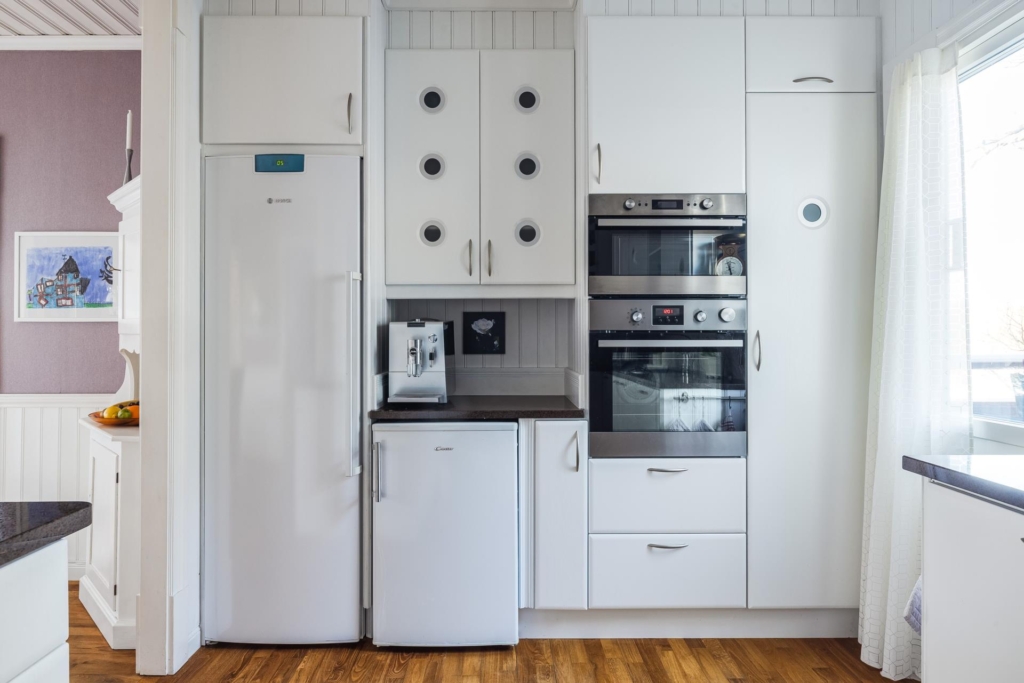 Rymlig villa med hänförande takhöjd och unik arkitektur. Sjöglimt och handduksavstånd till badplats.