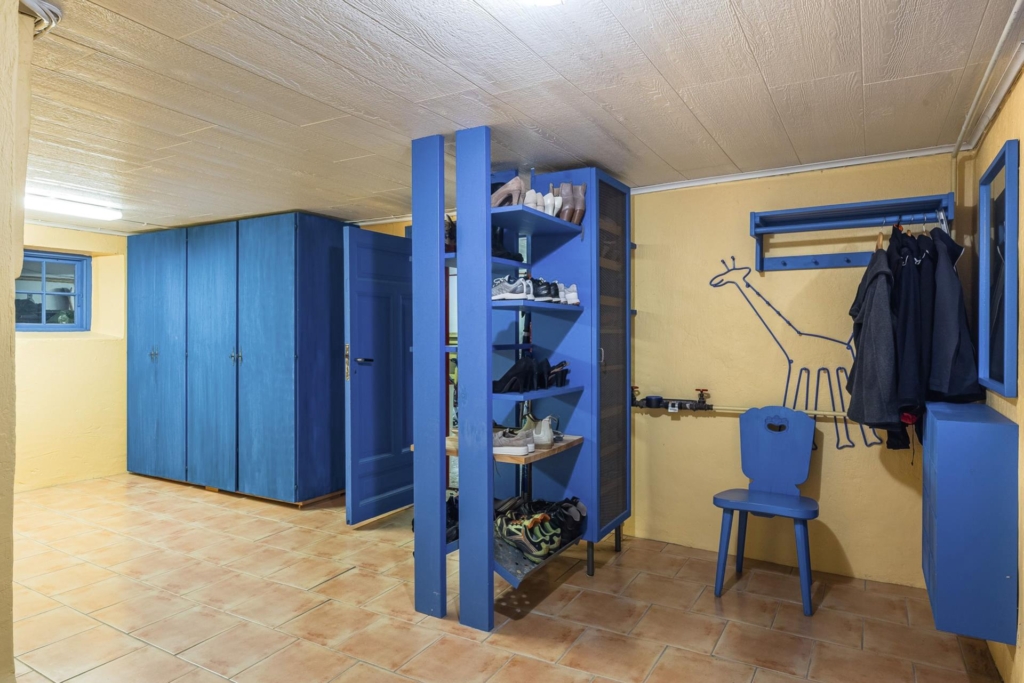 Rymlig villa med hänförande takhöjd och unik arkitektur. Sjöglimt och handduksavstånd till badplats.