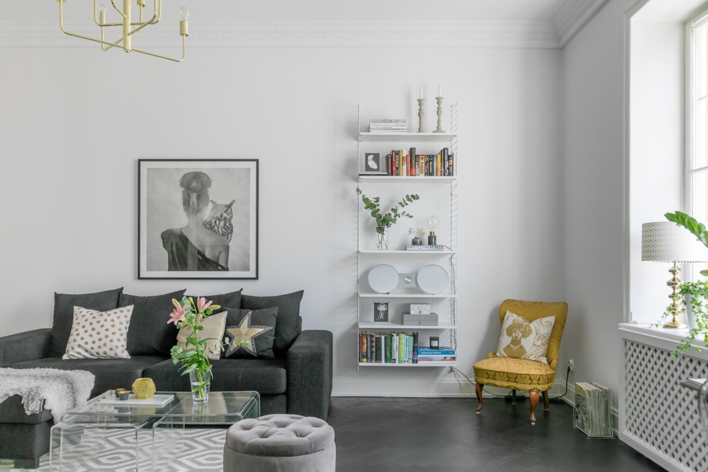 Vacker sekelskiftestrea med balkong och öppen spis i önskeläge i Vasastan!