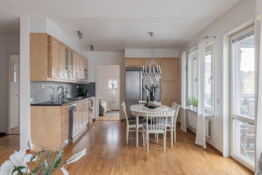 Högt upp i huset med dubbla balkonger och fri vy