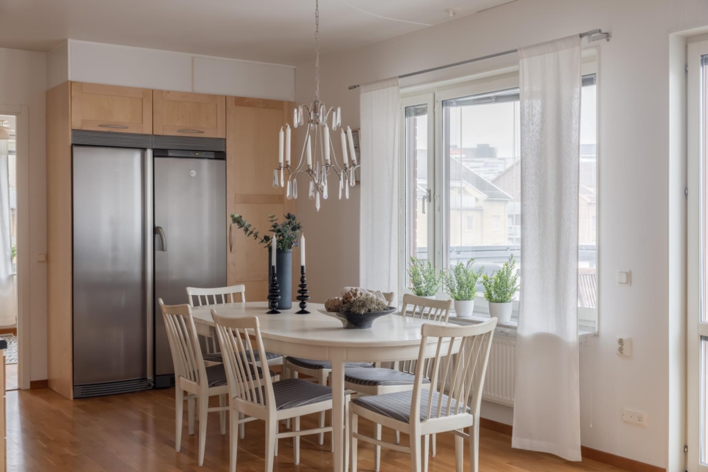 Högt upp i huset med dubbla balkonger och fri vy