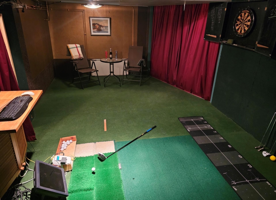 Rymlig villa med hänförande takhöjd och unik arkitektur. Sjöglimt och handduksavstånd till badplats.