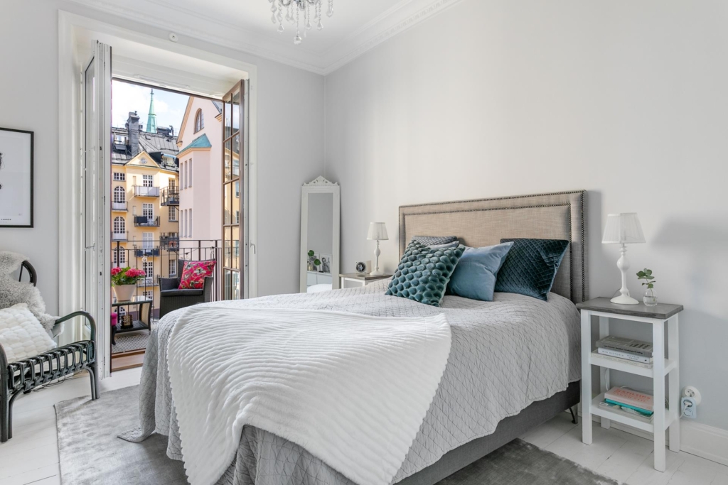 Vacker sekelskiftestrea med balkong och öppen spis i önskeläge i Vasastan!