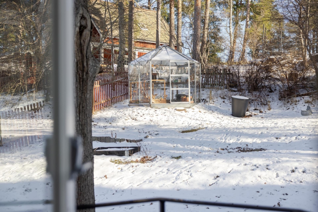 Rymlig villa med hänförande takhöjd och unik arkitektur. Sjöglimt och handduksavstånd till badplats.
