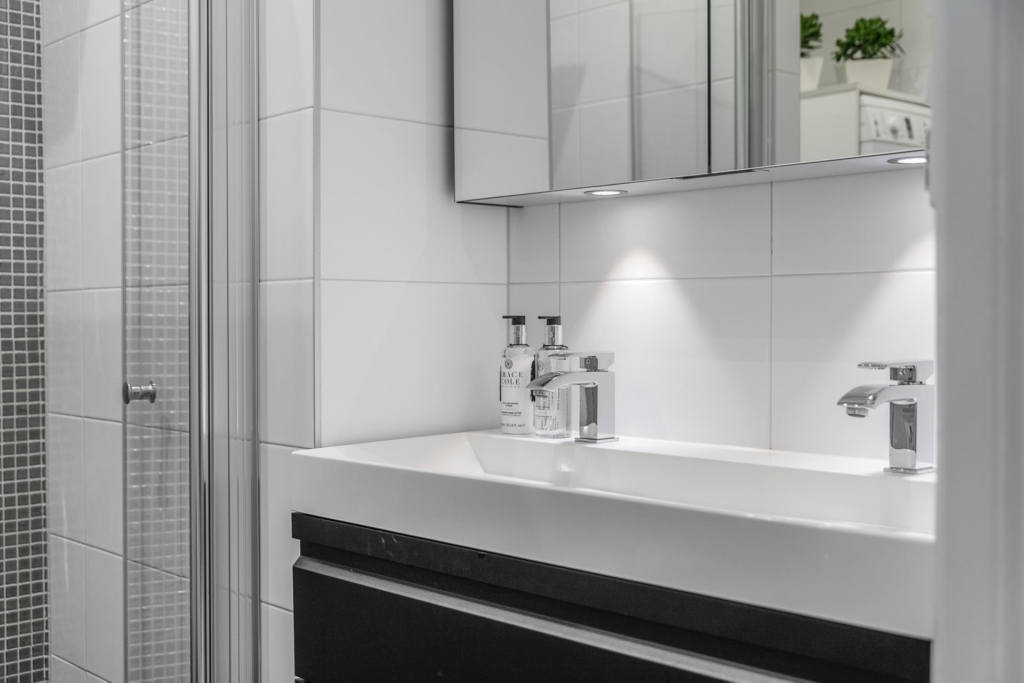 Vacker sekelskiftestrea med balkong och öppen spis i önskeläge i Vasastan!