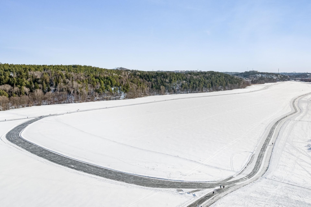 Rymlig villa med hänförande takhöjd och unik arkitektur. Sjöglimt och handduksavstånd till badplats.
