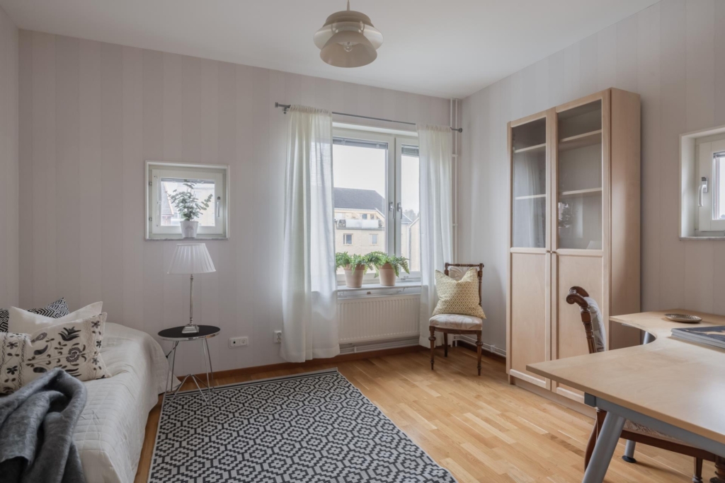 Högt upp i huset med dubbla balkonger och fri vy