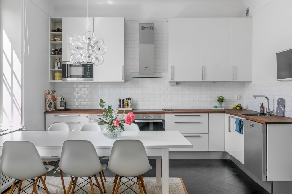 Vacker sekelskiftestrea med balkong och öppen spis i önskeläge i Vasastan!