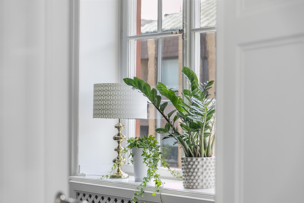 Vacker sekelskiftestrea med balkong och öppen spis i önskeläge i Vasastan!