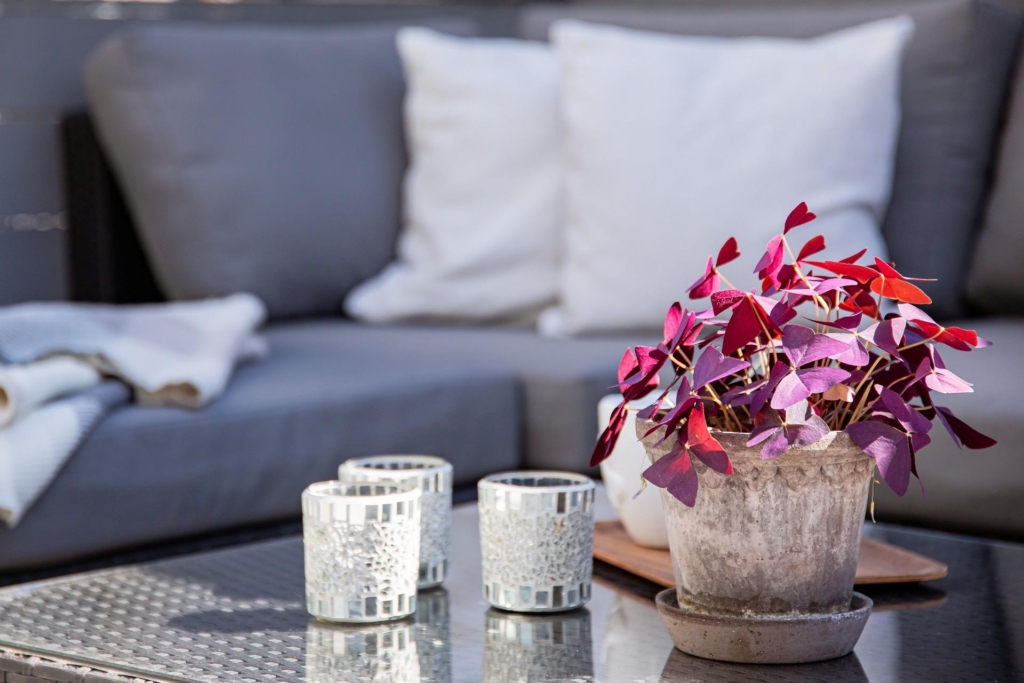 Välkommen till detta populära radhus i toppskick på Tallallén 6!