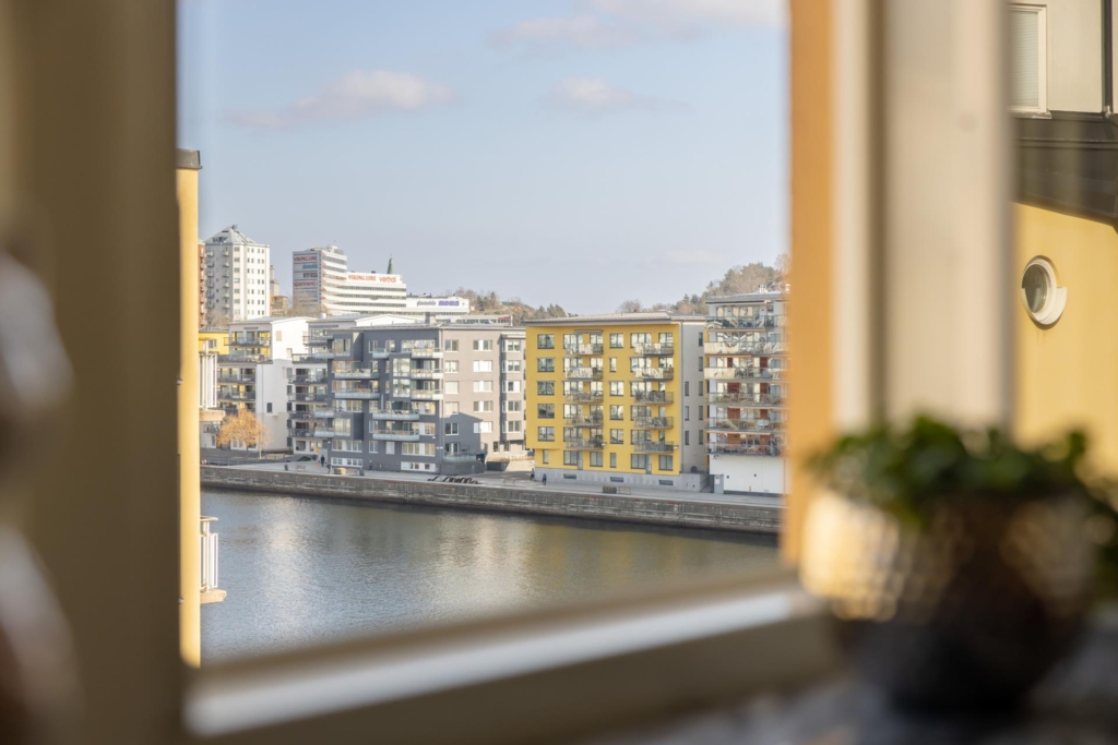 Frontläge med oslagbar panoramavy över vattnet. Stor balkong!
