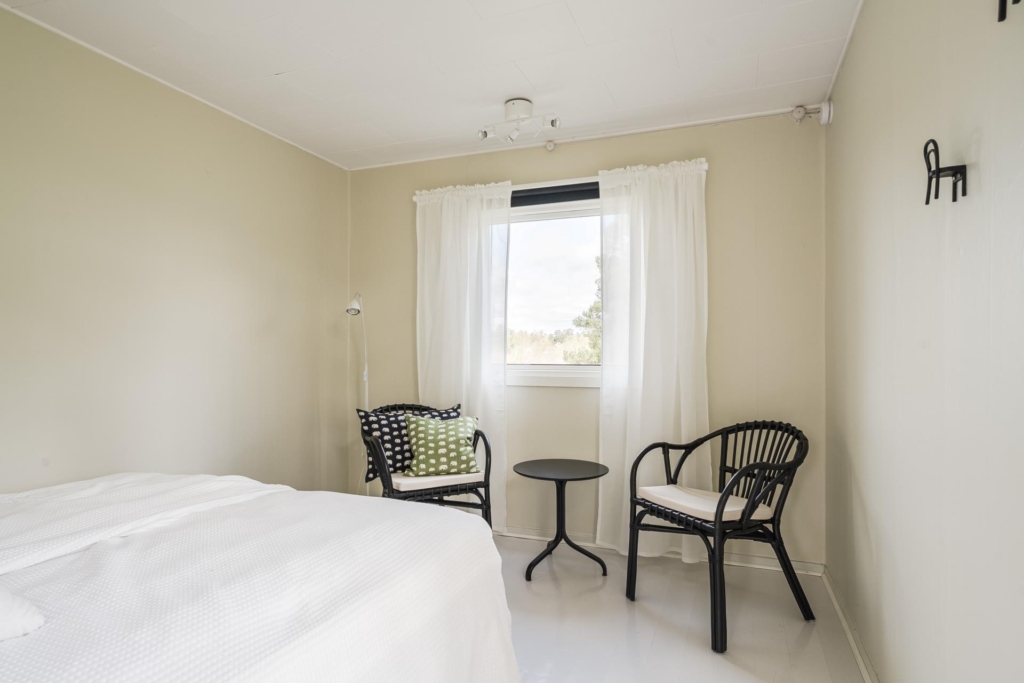 Strålande havsutsikt! Högt & soligt västläge. Tomt nästan fram till vattnet.