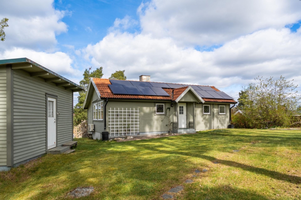 Strålande havsutsikt! Högt & soligt västläge. Tomt nästan fram till vattnet.