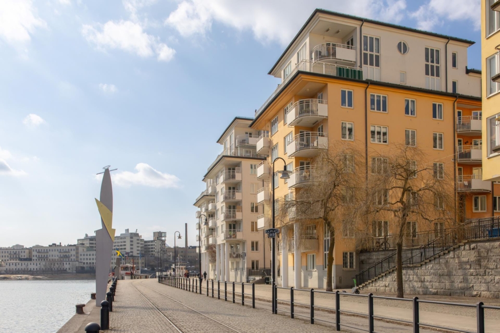 Högt läge med stor terrass och fantastisk utsikt över Hammarby Sjö! 3:a eller 4:a – du väljer.