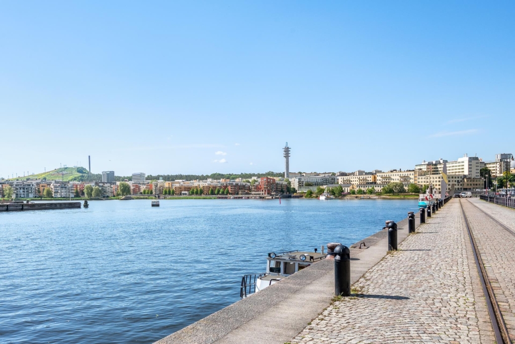 Frontläge med oslagbar panoramavy över vattnet. Stor balkong!