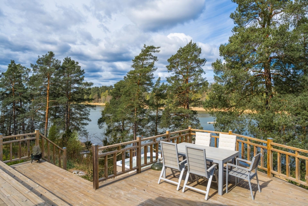 Strålande havsutsikt! Högt & soligt västläge. Tomt nästan fram till vattnet.