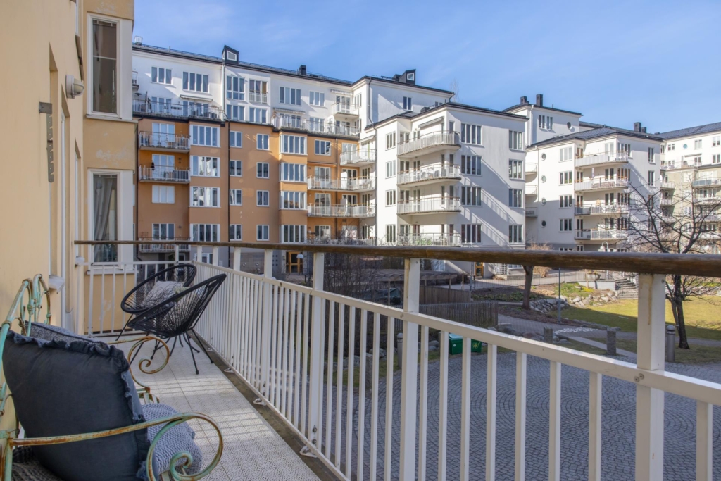 Fint läge nära vattnet med sjöutsikt och stor balkong!