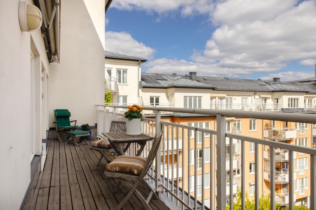 Högt läge med stor terrass och fantastisk utsikt över Hammarby Sjö! 3:a eller 4:a – du väljer.
