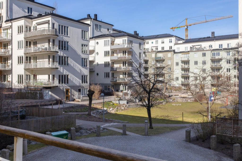 Fint läge nära vattnet med sjöutsikt och stor balkong!