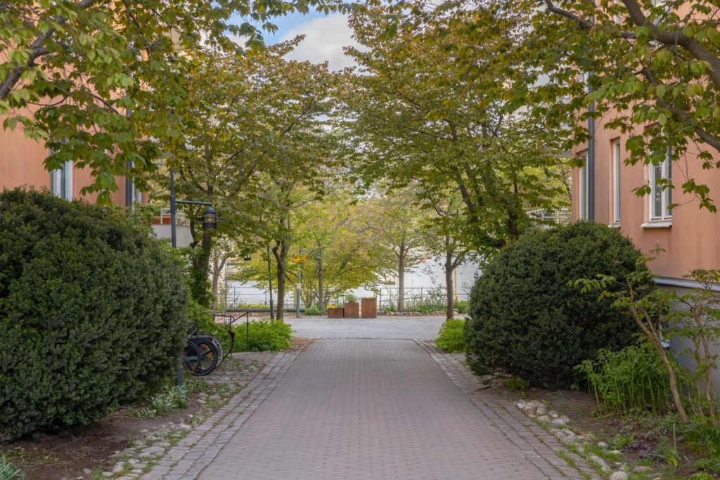 Högt läge med stor terrass och fantastisk utsikt över Hammarby Sjö! 3:a eller 4:a – du väljer.