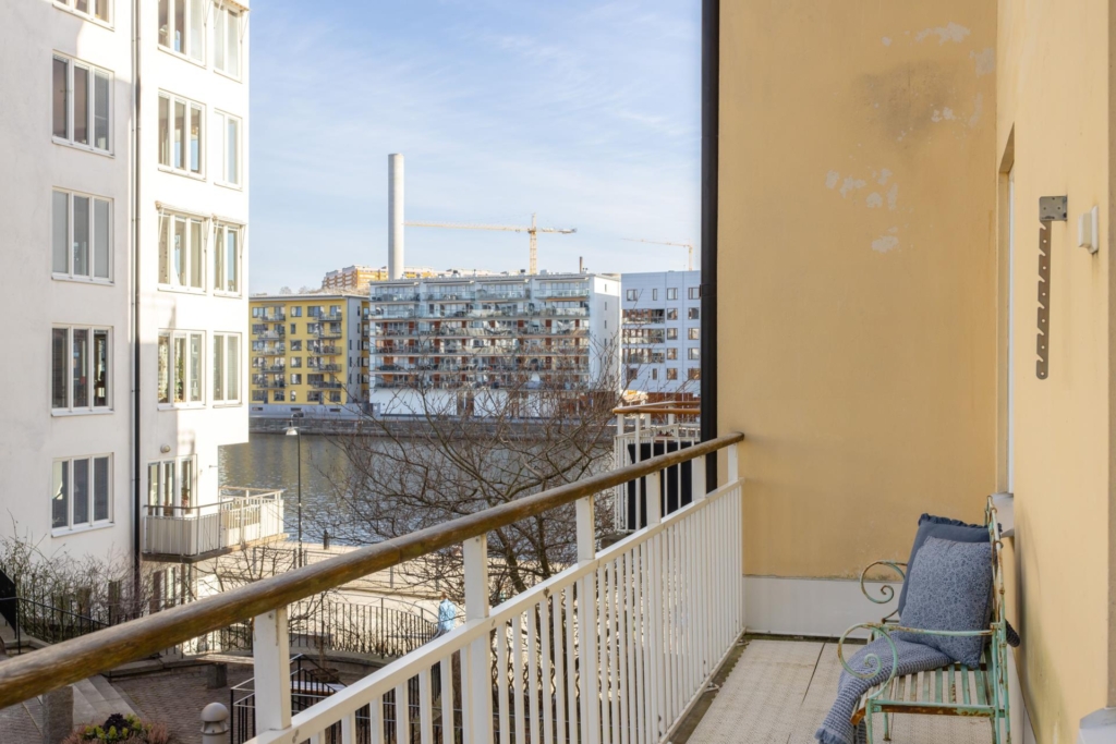 Fint läge nära vattnet med sjöutsikt och stor balkong!