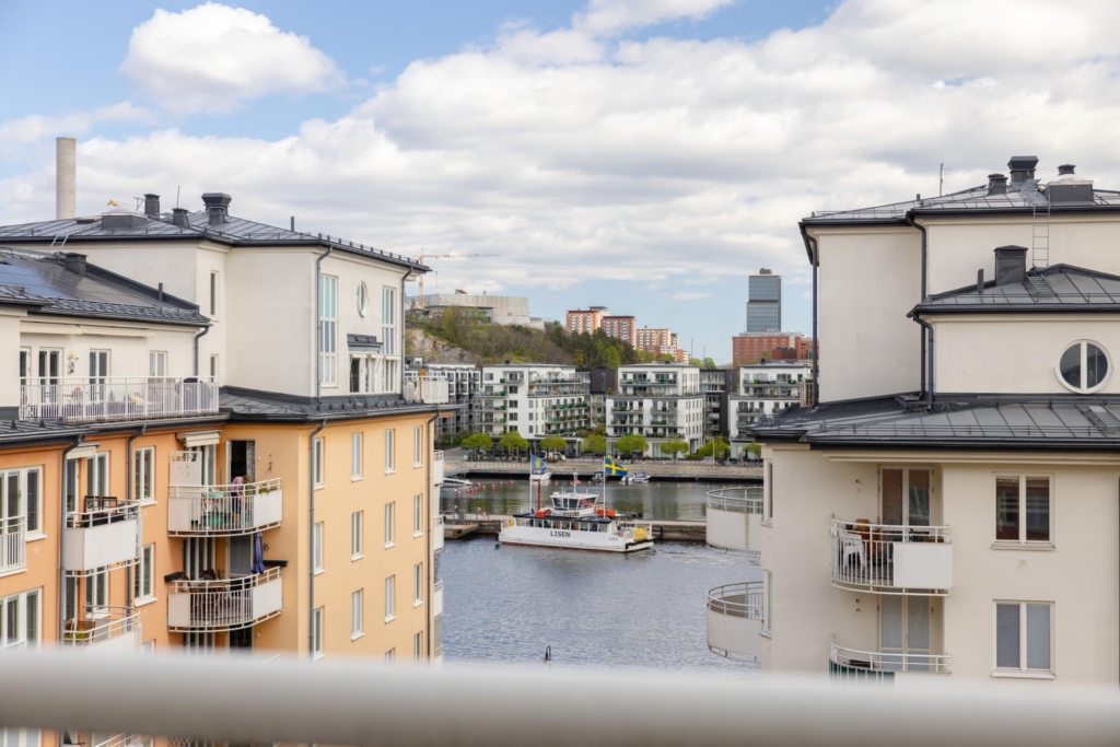 Högt läge med stor terrass och fantastisk utsikt över Hammarby Sjö! 3:a eller 4:a – du väljer.