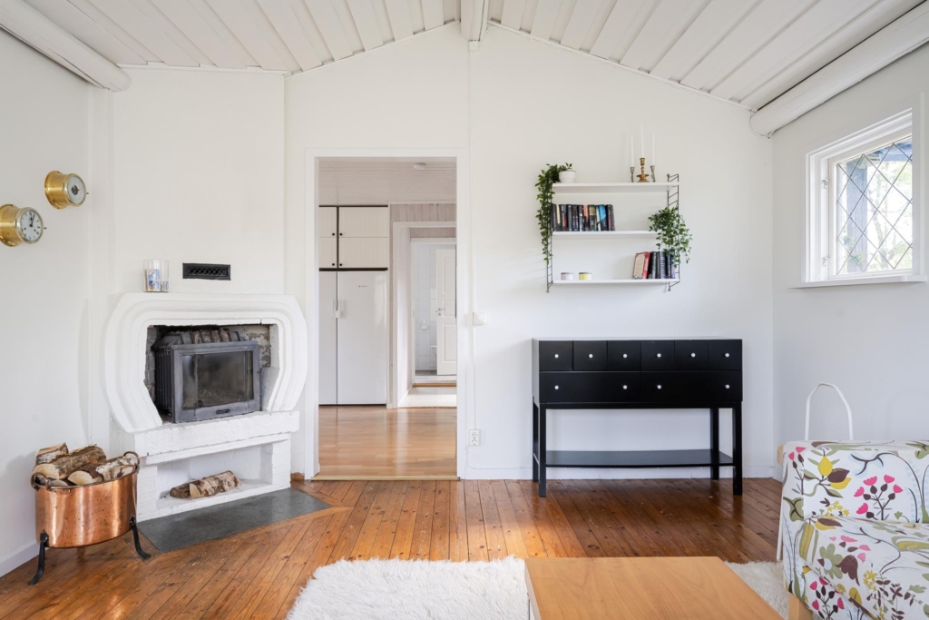 Strålande havsutsikt! Högt & soligt västläge. Tomt nästan fram till vattnet.