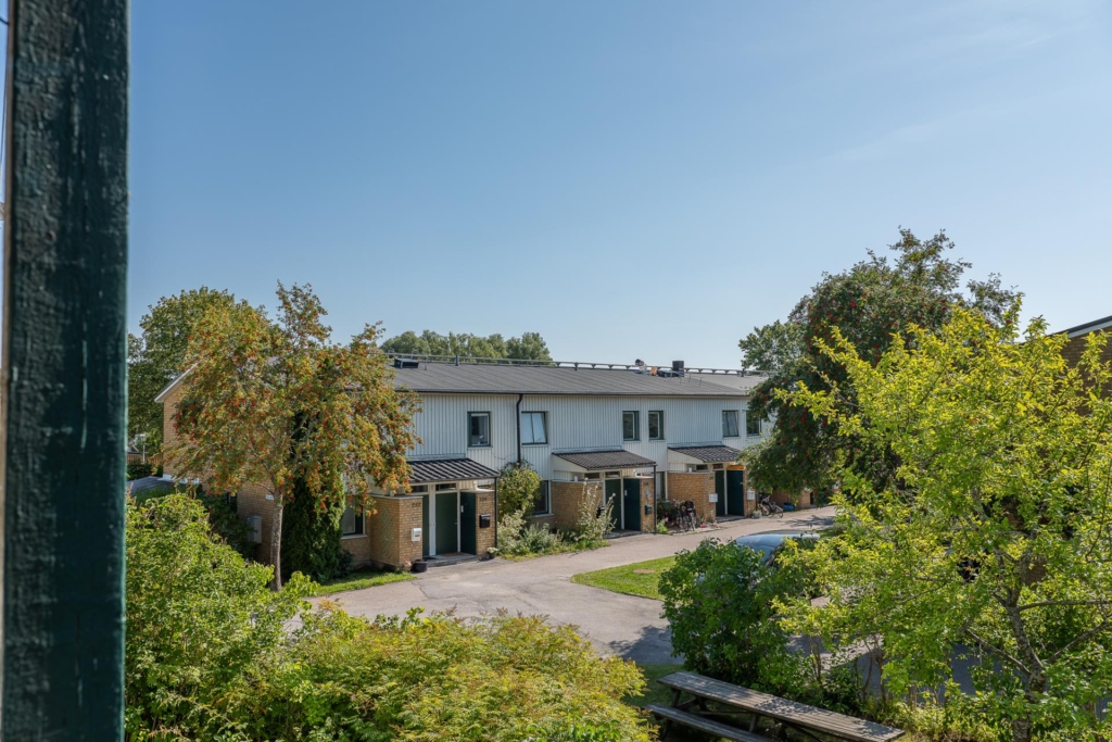 Topprenoverad 3:a med radhuskänsla i naturskönt område.