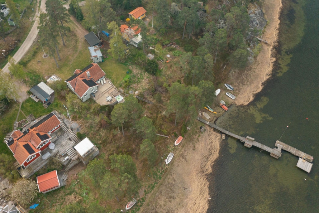 Strålande havsutsikt! Högt & soligt västläge. Tomt nästan fram till vattnet.