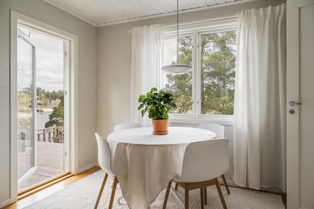 Strålande havsutsikt! Högt & soligt västläge. Tomt nästan fram till vattnet.