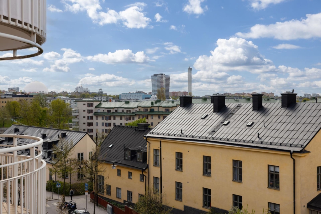 Högt läge med stor terrass och fantastisk utsikt över Hammarby Sjö! 3:a eller 4:a – du väljer.