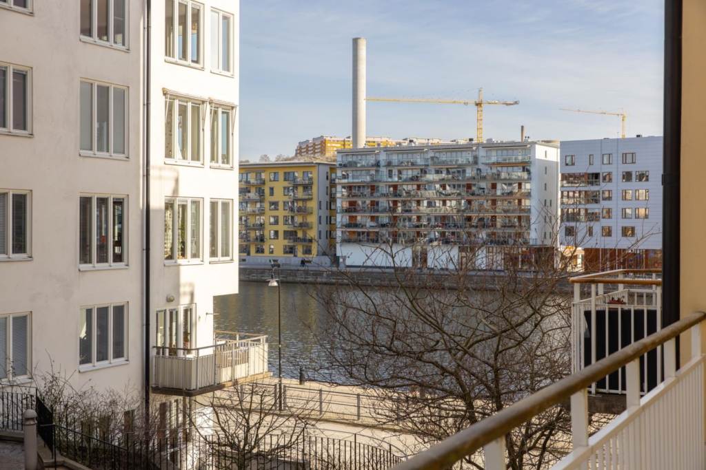 Fint läge nära vattnet med sjöutsikt och stor balkong!