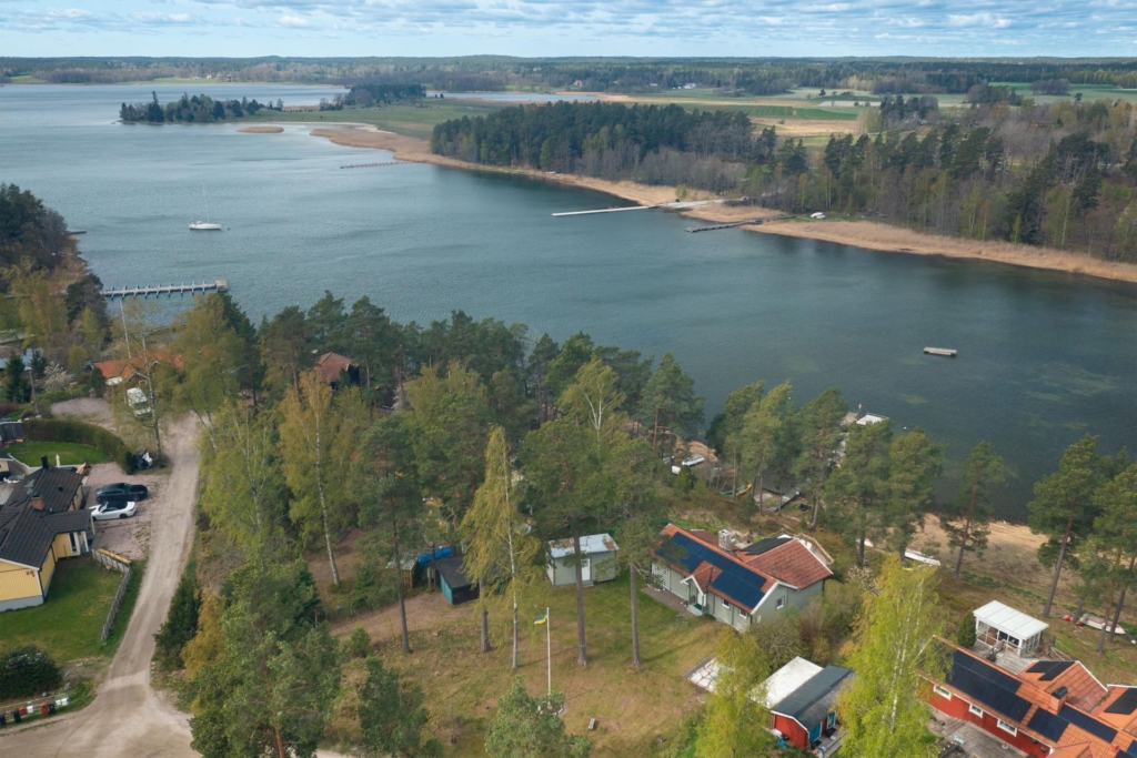 Strålande havsutsikt! Högt & soligt västläge. Tomt nästan fram till vattnet.