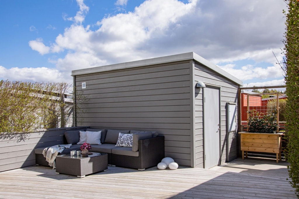 Välkommen till detta populära radhus i toppskick på Tallallén 6!