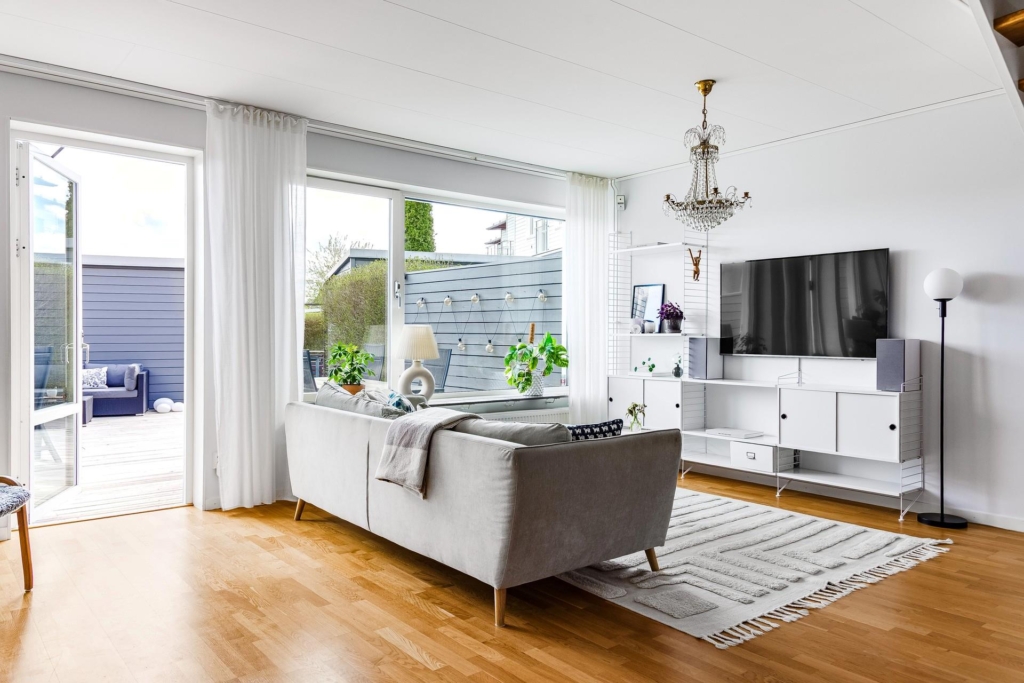 Välkommen till detta populära radhus i toppskick på Tallallén 6!