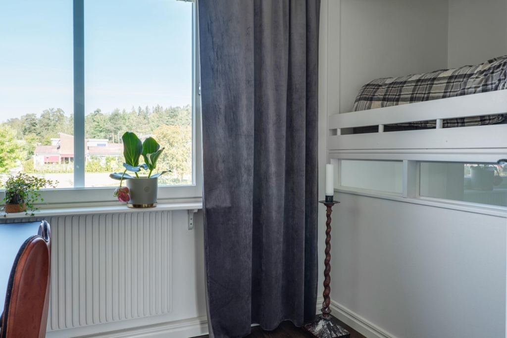 Topprenoverad 3:a med radhuskänsla i naturskönt område.