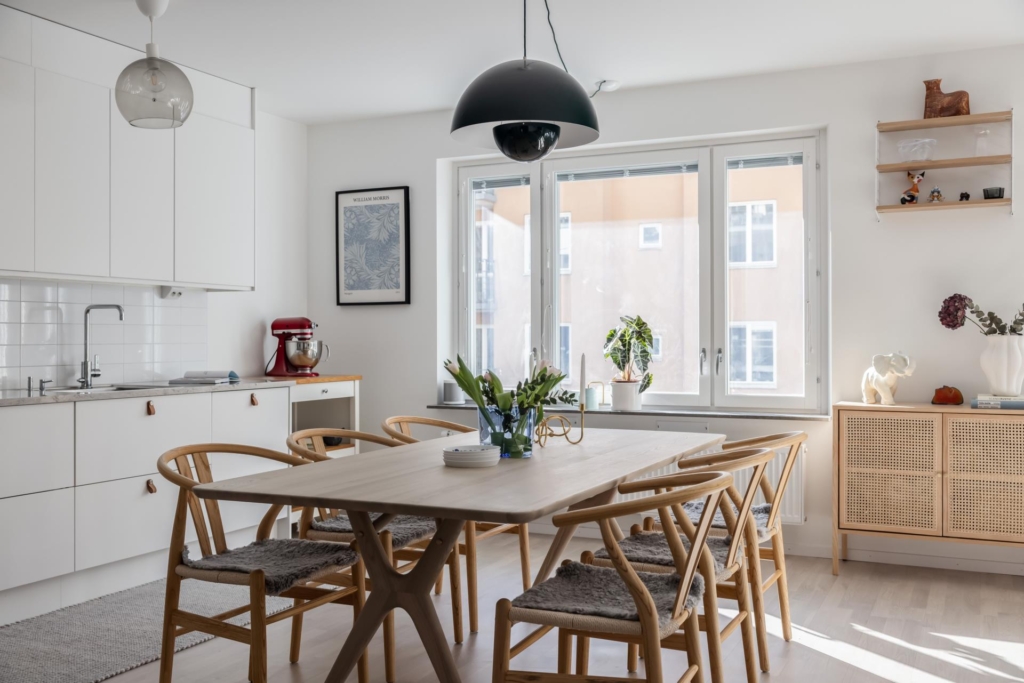 Ljus, genomgående och mycket smakfullt inredd! Öppen planlösning och stor balkong.