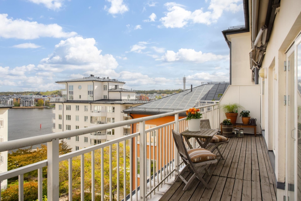 Högt läge med stor terrass och fantastisk utsikt över Hammarby Sjö! 3:a eller 4:a – du väljer.