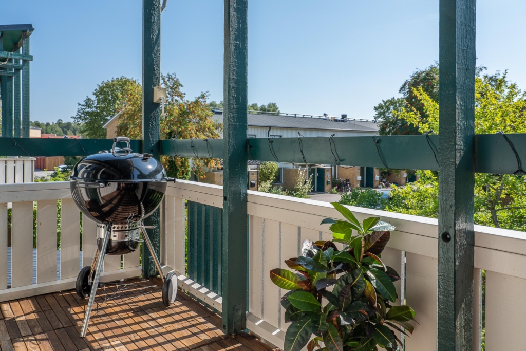 Topprenoverad 3:a med radhuskänsla i naturskönt område.