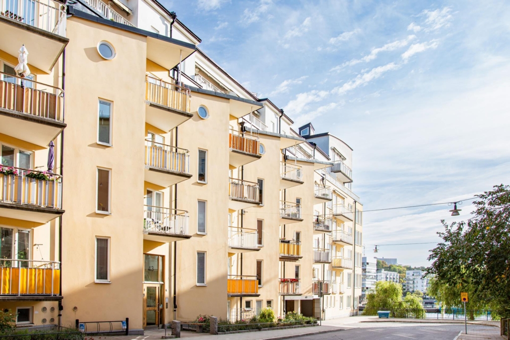 Fint läge nära vattnet med sjöutsikt och stor balkong!