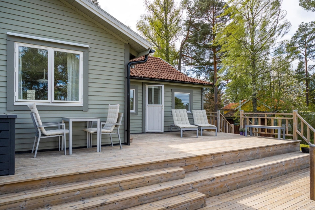 Strålande havsutsikt! Högt & soligt västläge. Tomt nästan fram till vattnet.