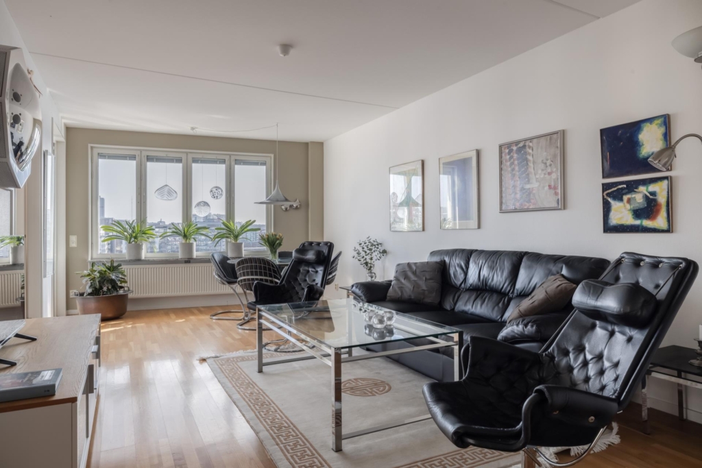 Frontläge med oslagbar panoramavy över vattnet. Stor balkong!