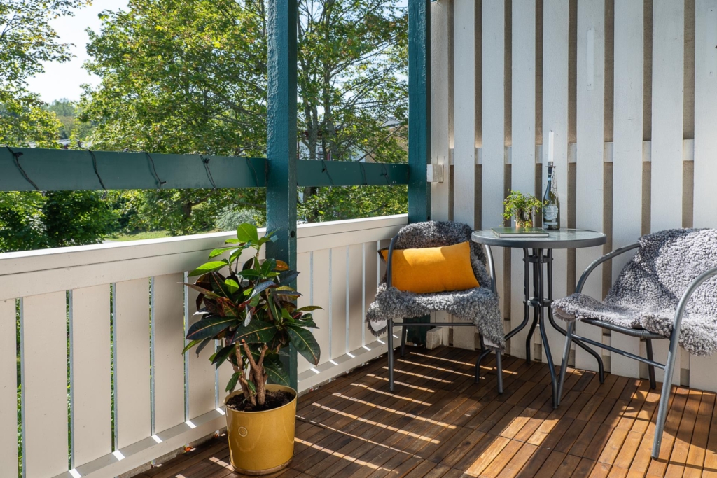 Topprenoverad 3:a med radhuskänsla i naturskönt område.