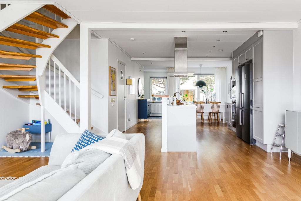 Välkommen till detta populära radhus i toppskick på Tallallén 6!